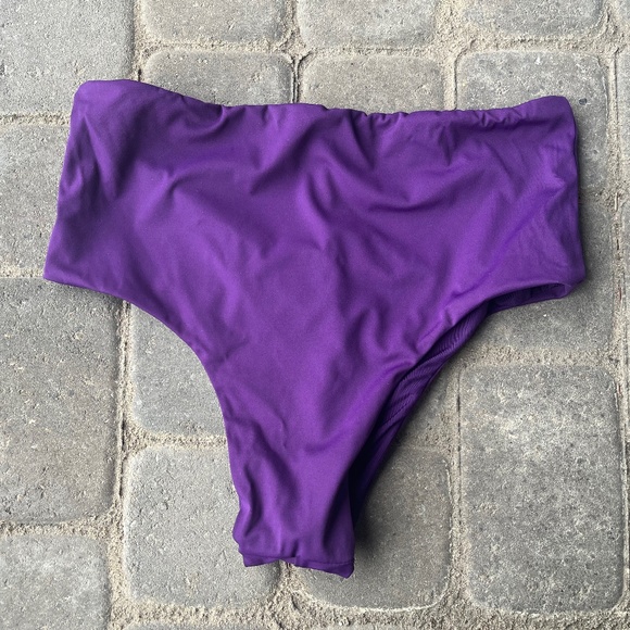 High Waisted Scrunch Shorts - Deep Purple - Picture 4 of 9